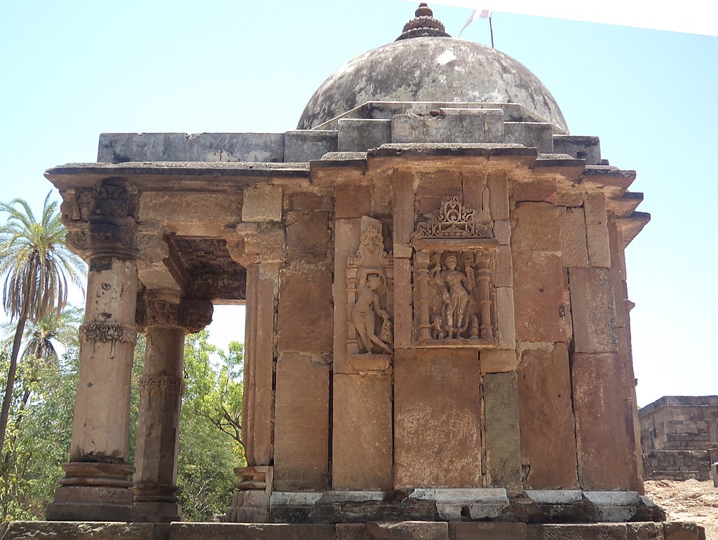 1024px-Restored_Hindu_Shrine_at_Kaleshwari,_Gujarat,_India